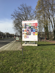 853075 Afbeelding van een verkiezingsbord met affiches voor de Tweede Kamerverkiezing op 17 maart 2021, langs de ...